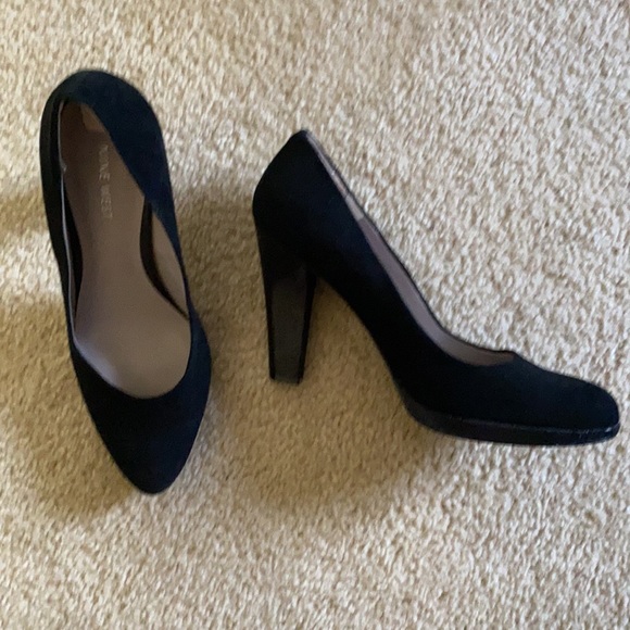 Black suede pumps - Picture 2 of 6